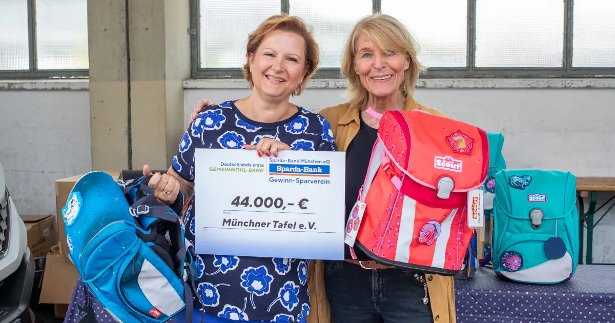 Münchner Tafel verteilt 550 gespendete Schultaschen der Sparda-Bank München an Kinder in München