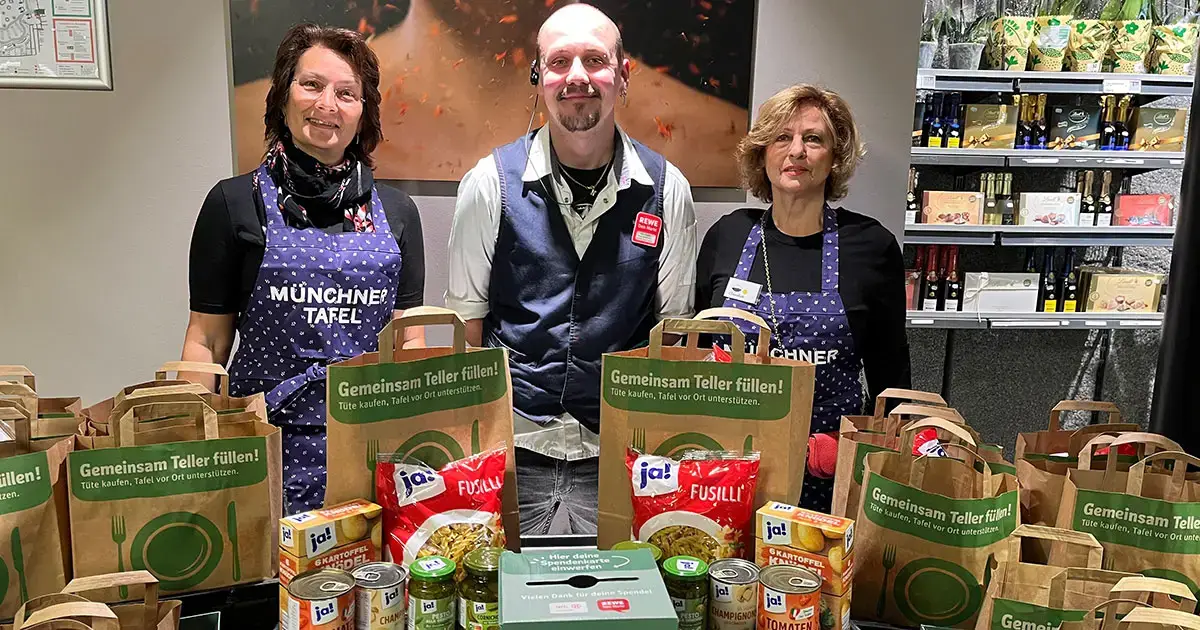 REWE Spendentüte mit haltbaren Lebensmitteln – Unterstützung für die Münchner Tafel