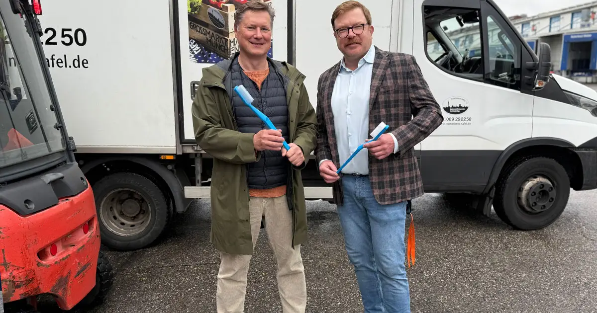 Links Steffen Horak von der Münchner Tafel und rechts Dr. Christian Rath Geschäftsführer vom Verein für Zahnhygiene e.V.