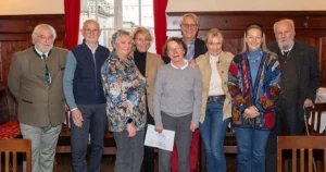 Gruppenfoto des neu gewählten Vorstands der Münchner Tafel mit den bestehenden und neu hinzugekommenen Mitgliedern bei der jährlichen Mitgliederversammlung.
